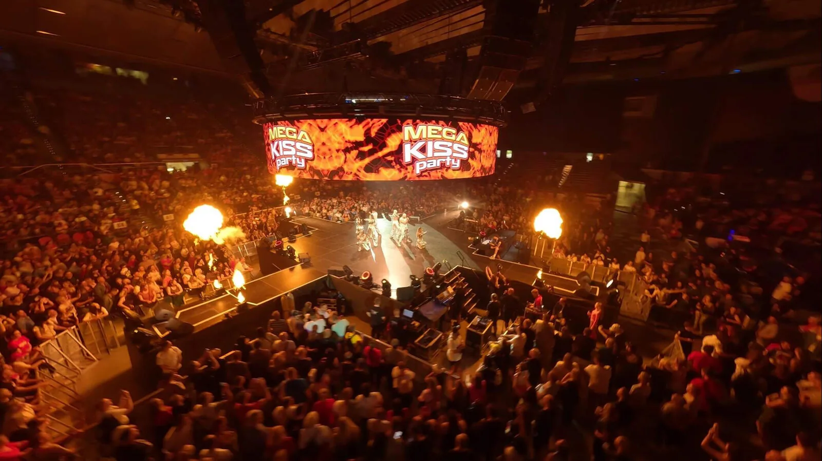 Svetelná a ohňová show nad publikom v koncertnej aréne